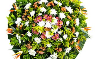 Coroas de flores Cemitério de Aranhas em Brumadinho MG 